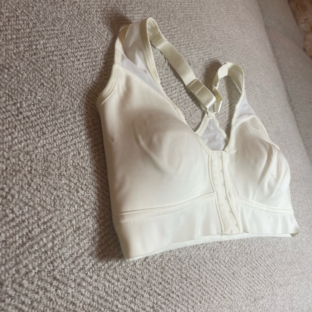 AnaOno Bianca Pocketed Front Closure Sports Bra - Picture 7 of 13